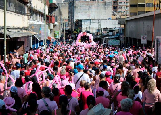 Participantes de la Caminata Rosa en ediciones anteriores, unidos en el mensaje de prevención del cáncer de mama.