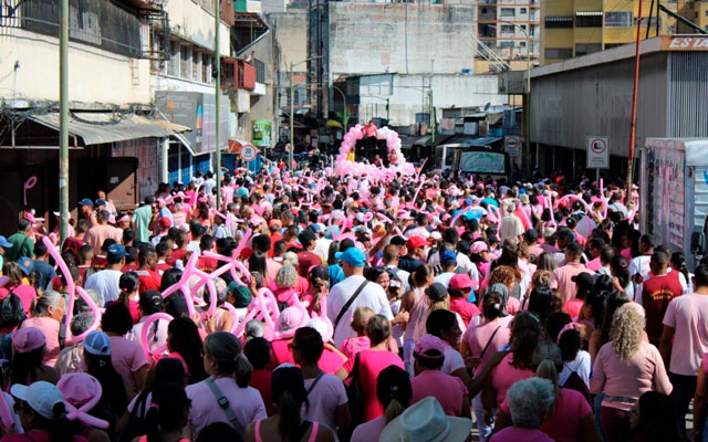 Participantes de la Caminata Rosa en ediciones anteriores, unidos en el mensaje de prevención del cáncer de mama.