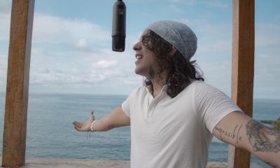 AnReis durante la grabación del videoclip "Miré a 10", en las playas de La Cueva, un simbólico paisaje de La Guaira que retrata sus raíces venezolanas.