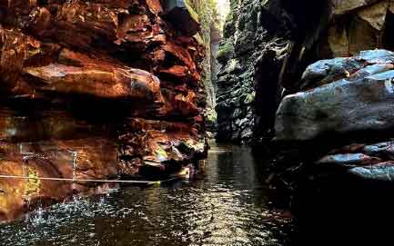 Cueva de Kavak, una garganta natural con paredes que alcanzan hasta 150 metros de altura