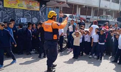 Estudiantes de la UE Andrés Bello evacuando durante el simulacro organizado por Protección Civil Carrizal.