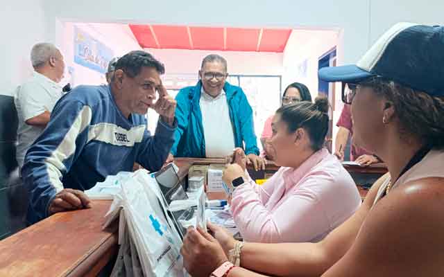 El programa Salud y Vida en acción en Brisas de Oriente, brindando atención médica y medicamentos a los residentes.