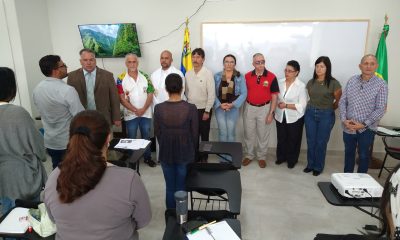 Estudiantes en el aula durante las clases inaugurales de portugués en Carrizal, capturando el compromiso con la educación y la cultura.