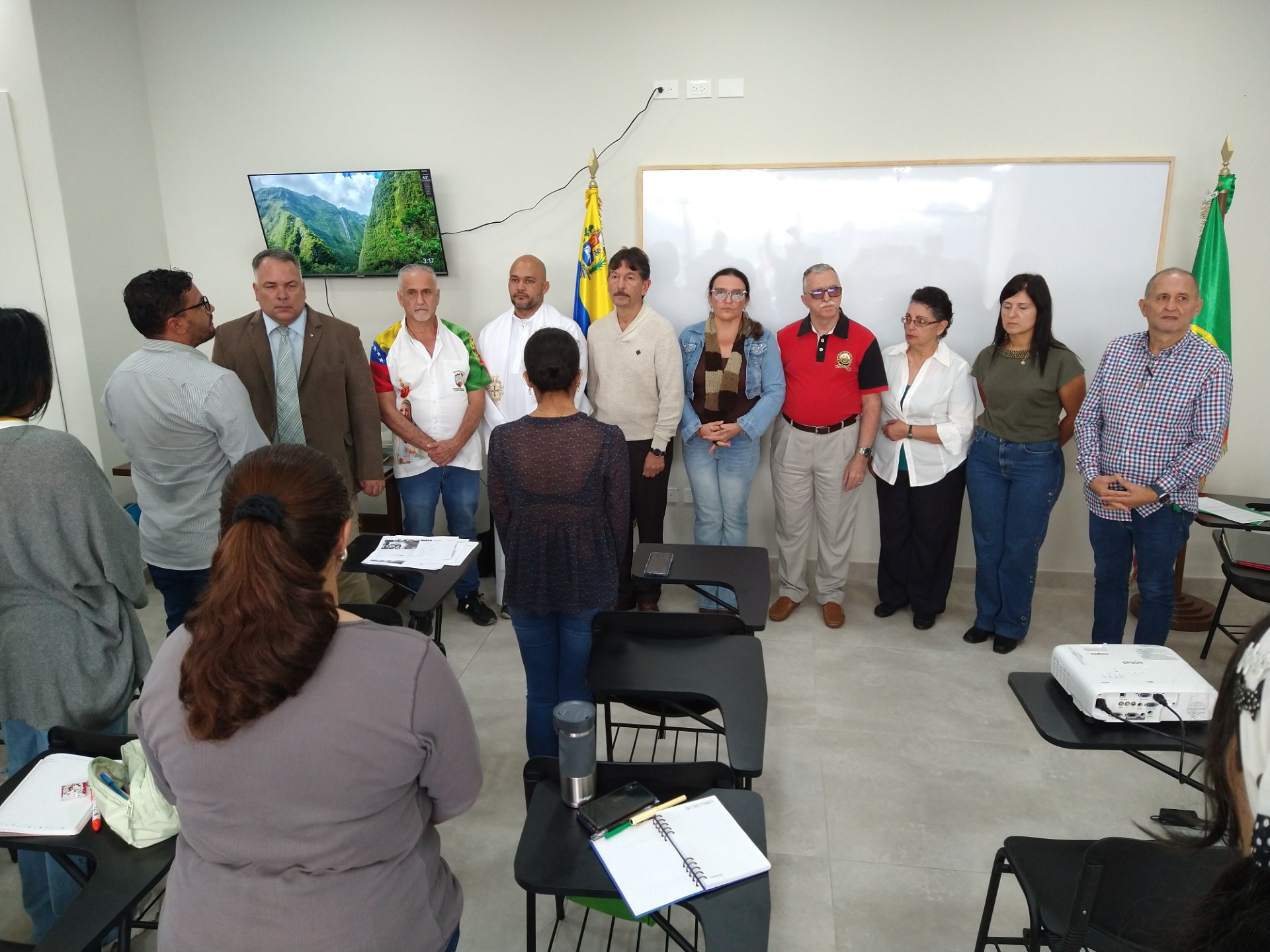 Estudiantes en el aula durante las clases inaugurales de portugués en Carrizal, capturando el compromiso con la educación y la cultura.