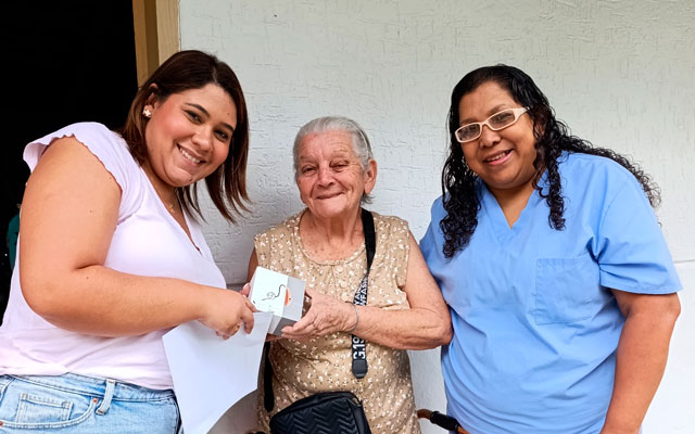 Participantes de la jornada de certificación junto a representantes de Fundavivir y CONAPDIS en la sede administrativa.