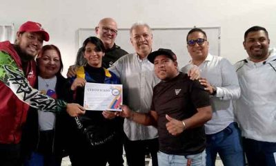 El gobernador de Miranda, Elio Serrano, entrega certificados a representantes comunitarios en Carrizal para el financiamiento de proyectos comunales.