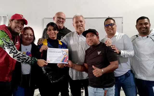 El gobernador de Miranda, Elio Serrano, entrega certificados a representantes comunitarios en Carrizal para el financiamiento de proyectos comunales.