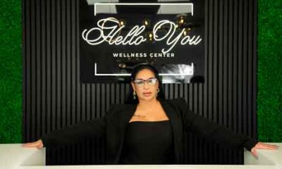 Yanelys Fundora durante una consulta en Hello You Wellness, donde combina innovación y empatía en cada tratamiento.