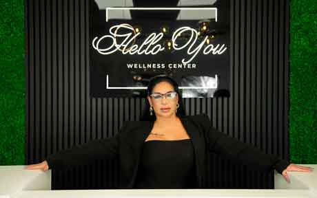 Yanelys Fundora durante una consulta en Hello You Wellness, donde combina innovación y empatía en cada tratamiento.