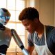 Robot de cocina autónomo en funcionamiento: Los ayudantes de cocina automatizados representan el futuro de la cocina en los hogares y restaurantes.