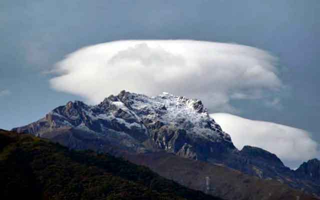 "Vista panorámica del Pico Bolívar, el más alto de Venezuela, un ícono de la Sierra Nevada."