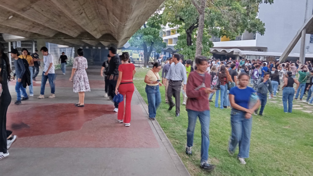 Denuncian ataque con bombas lacrimógenas durante elecciones en la UCV