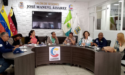 "Estudiantes y autoridades en el inicio del taller sobre el uso responsable de redes sociales en Carrizal."