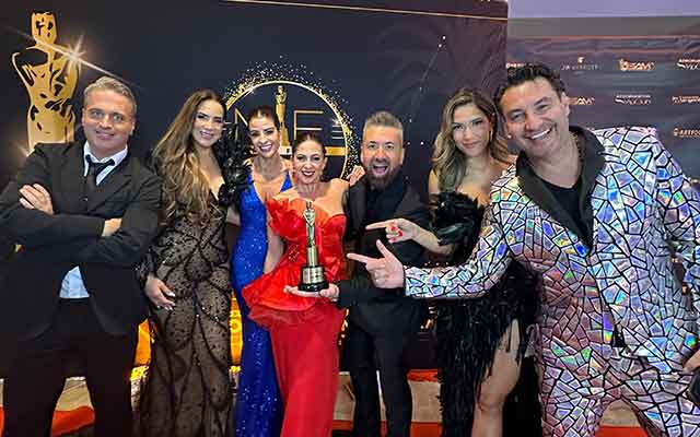 El equipo de “Siéntese Quien Pueda” celebra su Premio Martín Fierro en el Hotel Marriott de Brickell Avenue.