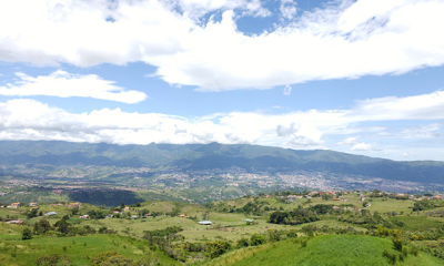 Vista panorámica de San Cristóbal, sede de FITVen 2024, que resalta su belleza natural y arquitectónica.