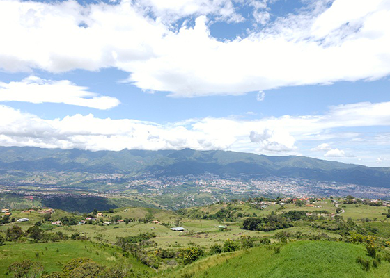 Vista panorámica de San Cristóbal, sede de FITVen 2024, que resalta su belleza natural y arquitectónica.