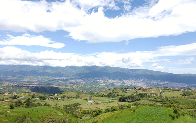 Vista panorámica de San Cristóbal, sede de FITVen 2024, que resalta su belleza natural y arquitectónica.