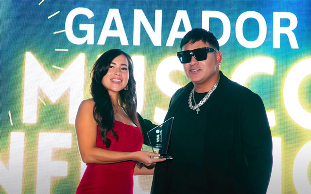 Pierre La Voz recibiendo el Premio Influencia 2024 en Toronto.