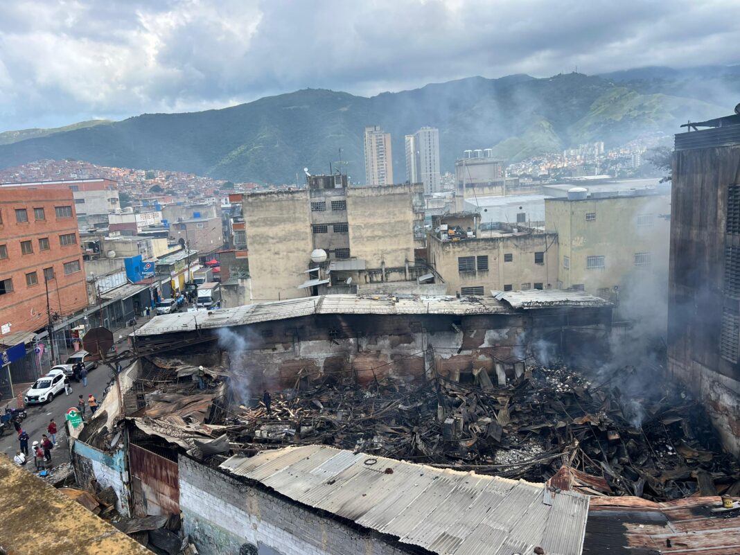 Incendio en Catia deja pérdidas de más de 150 mil dólares