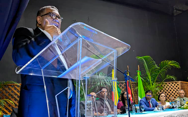 s: El alcalde Morales entrega la Orden Ciudad de Carrizal a los distinguidos ciudadanos durante la celebración del Día de la Municipalidad.