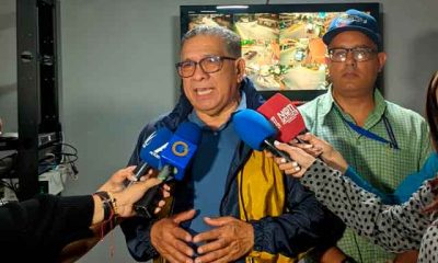 El alcalde José “Chonchón” Morales supervisa la instalación de cámaras inteligentes en el casco central de Carrizal.