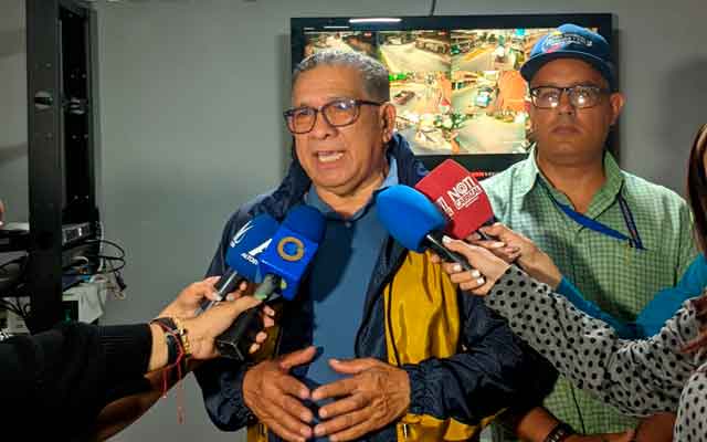 El alcalde José “Chonchón” Morales supervisa la instalación de cámaras inteligentes en el casco central de Carrizal.