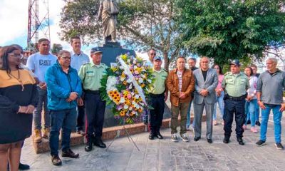 Autoridades de Carrizal depositan una ofrenda floral ante el busto de Simón Bolívar, en un emotivo acto conmemorativo.