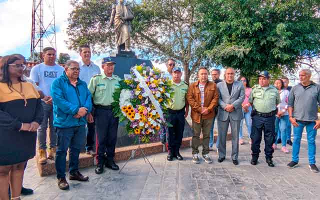 Autoridades de Carrizal depositan una ofrenda floral ante el busto de Simón Bolívar, en un emotivo acto conmemorativo.