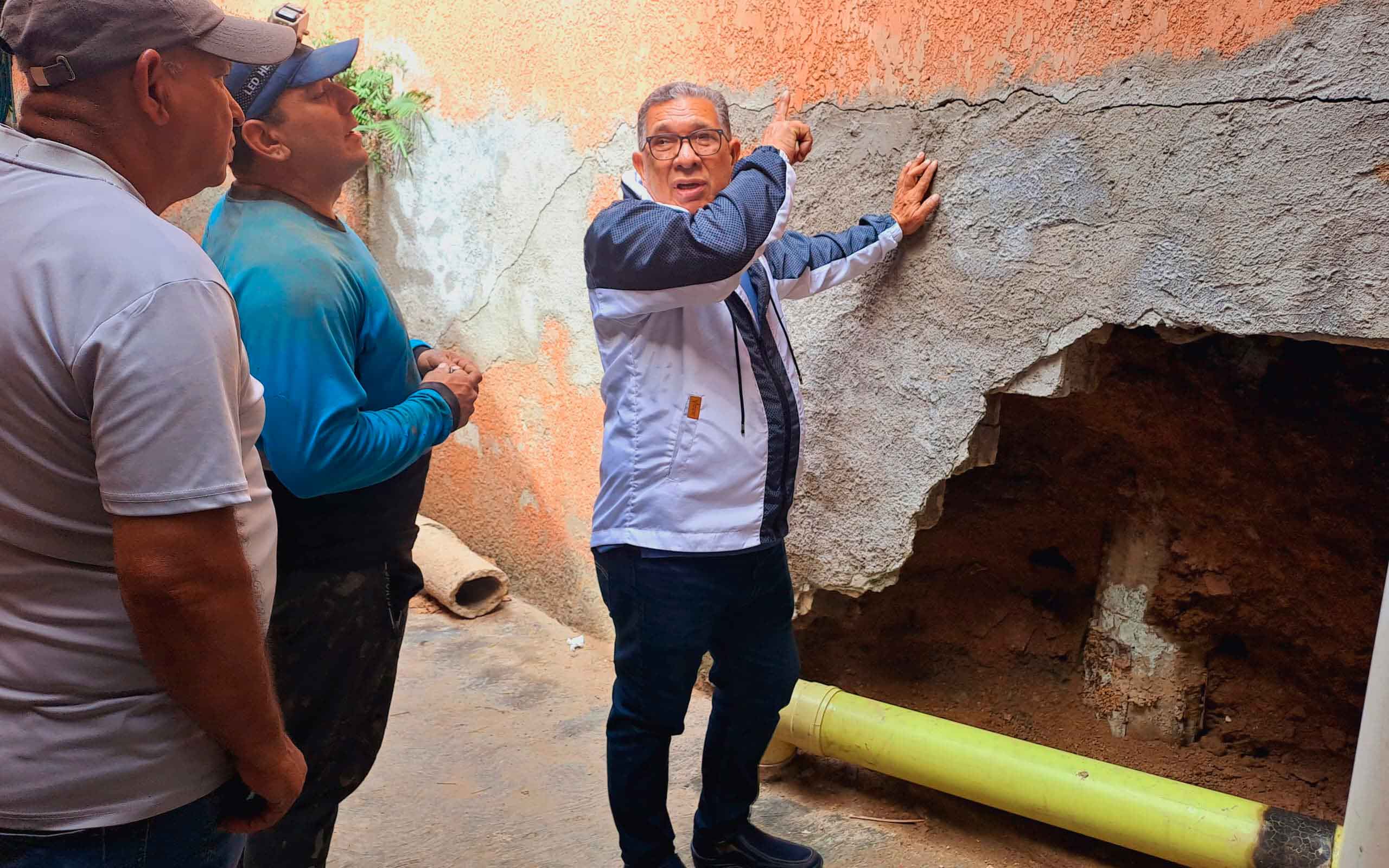 El alcalde José "Chonchón" Morales supervisa los trabajos de reparación de tuberías en la comunidad de Las Américas.