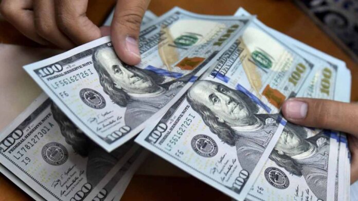 El precio del dólar oficial supera los 50 bolívares en Venezuela