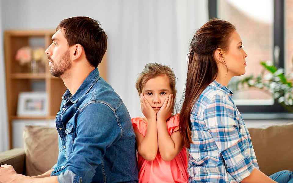 Un niño reflexiona sobre el mundo que le rodea, una realidad que contrasta con la burbuja creada por la sobreprotección.