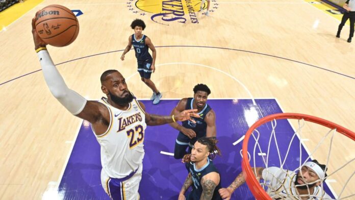 Triunfo de los Lakers en el regreso de LeBron James