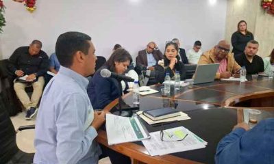 Ministro Menry Fernández Pereira junto a productores y representantes del sector cacao durante la instalación de la Mesa de Concertación.