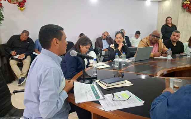 Ministro Menry Fernández Pereira junto a productores y representantes del sector cacao durante la instalación de la Mesa de Concertación.