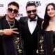 Pierre La Voz, junto a Yatxan Labrada y Aiona Santana, tras recibir el premio en los Latin Awards Canadá 2024. El evento se realizó en Montreal, Canadá.