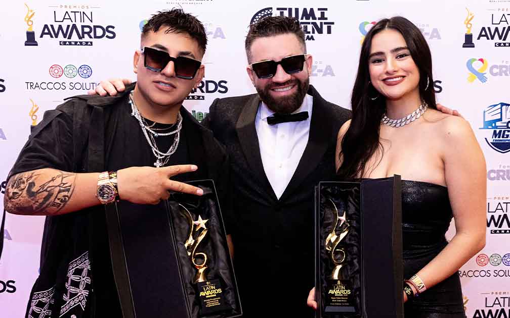 Pierre La Voz, junto a Yatxan Labrada y Aiona Santana, tras recibir el premio en los Latin Awards Canadá 2024. El evento se realizó en Montreal, Canadá.