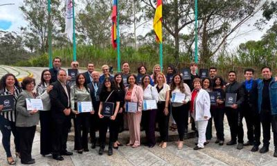 Estudiantes durante la ceremonia de certificación en la UBA, mostrando su alegría y logros académicos.