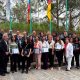 Estudiantes durante la ceremonia de certificación en la UBA, mostrando su alegría y logros académicos.