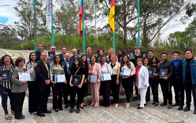 Estudiantes durante la ceremonia de certificación en la UBA, mostrando su alegría y logros académicos.