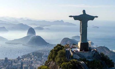 El Cristo Redentor “abrazando” a Río de Janeiro, iluminado con imágenes que representan la vida y el espíritu de la ciudad