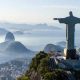 El Cristo Redentor “abrazando” a Río de Janeiro, iluminado con imágenes que representan la vida y el espíritu de la ciudad