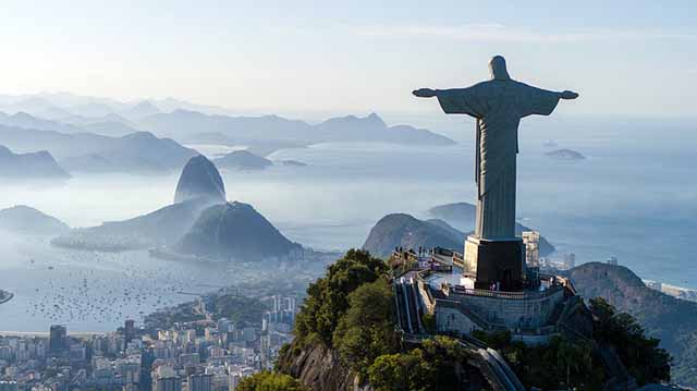 El Cristo Redentor “abrazando” a Río de Janeiro, iluminado con imágenes que representan la vida y el espíritu de la ciudad