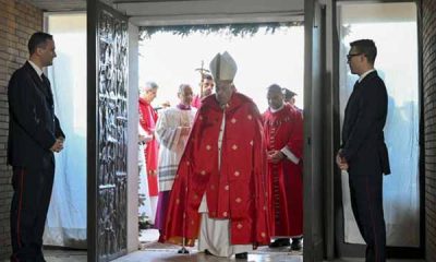 El Papa Francisco abre la Puerta Santa en la cárcel de Rebibbia y llama a la esperanza.