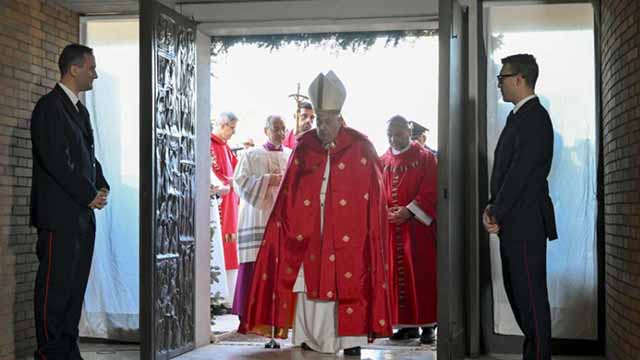 El Papa Francisco abre la Puerta Santa en la cárcel de Rebibbia y llama a la esperanza.