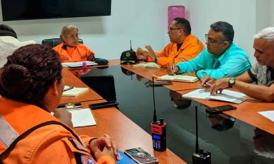 Funcionarios de Protección Civil y autoridades locales revisando un mapa de zonas de riesgo en Carrizal.