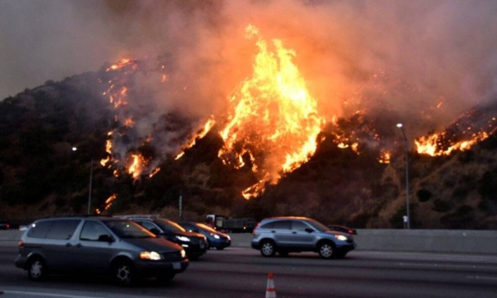 Incendios mantienen en emergencia al condado de Los Ángeles