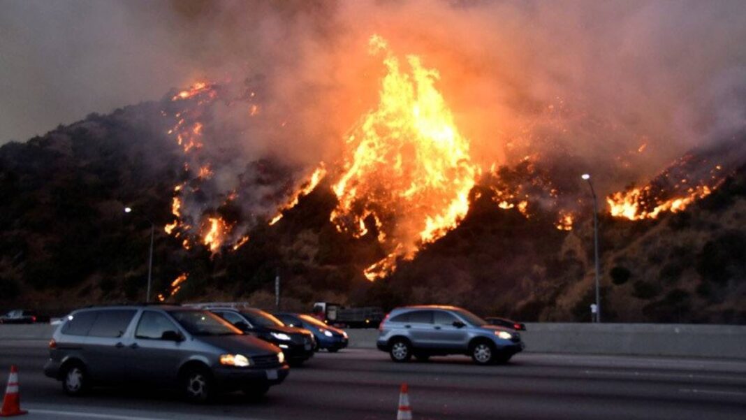 Incendios mantienen en emergencia al condado de Los Ángeles