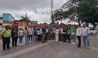 Colocación de la ofrenda floral en la Plaza Bolívar.