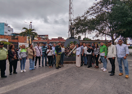 Colocación de la ofrenda floral en la Plaza Bolívar.