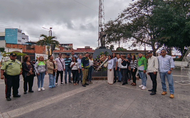 Colocación de la ofrenda floral en la Plaza Bolívar.